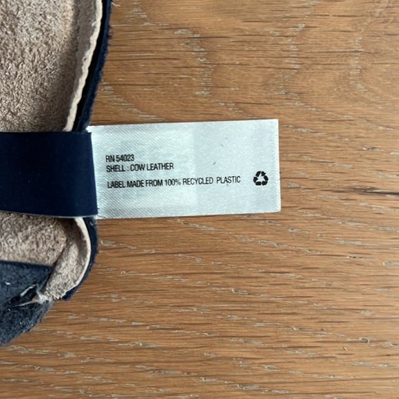 GAP Leather Two-Tone Wristlet Handbag Pouch - Navy and Cream - Picture 10 of 15